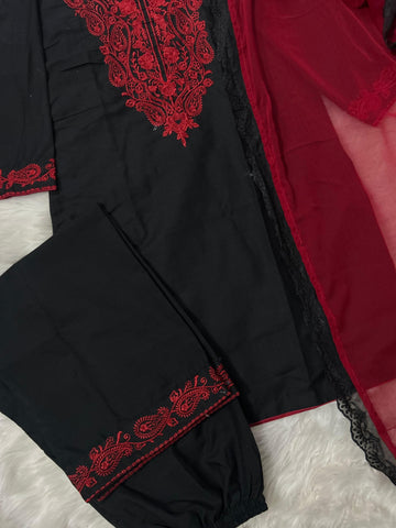 Medium & Large Black Embroidered 3 Piece – Stitched Ladies Eid 2K26 Suit