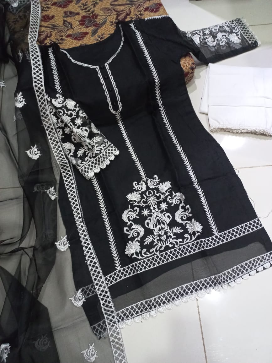 Medium Embroidered Organza 3 Piece – Lace Shirt with Cotton Trouser & Dupatta