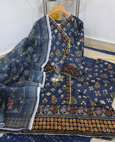 Standard Angrakha Style Bana Dora Lawn 3PC – Digital Printed with Embroidery Patch Work & Organza Dupatta 2K26