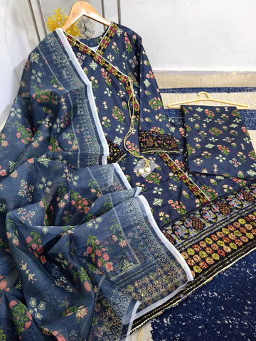 Standard Angrakha Style Bana Dora Lawn 3PC – Digital Printed with Embroidery Patch Work & Organza Dupatta 2K26